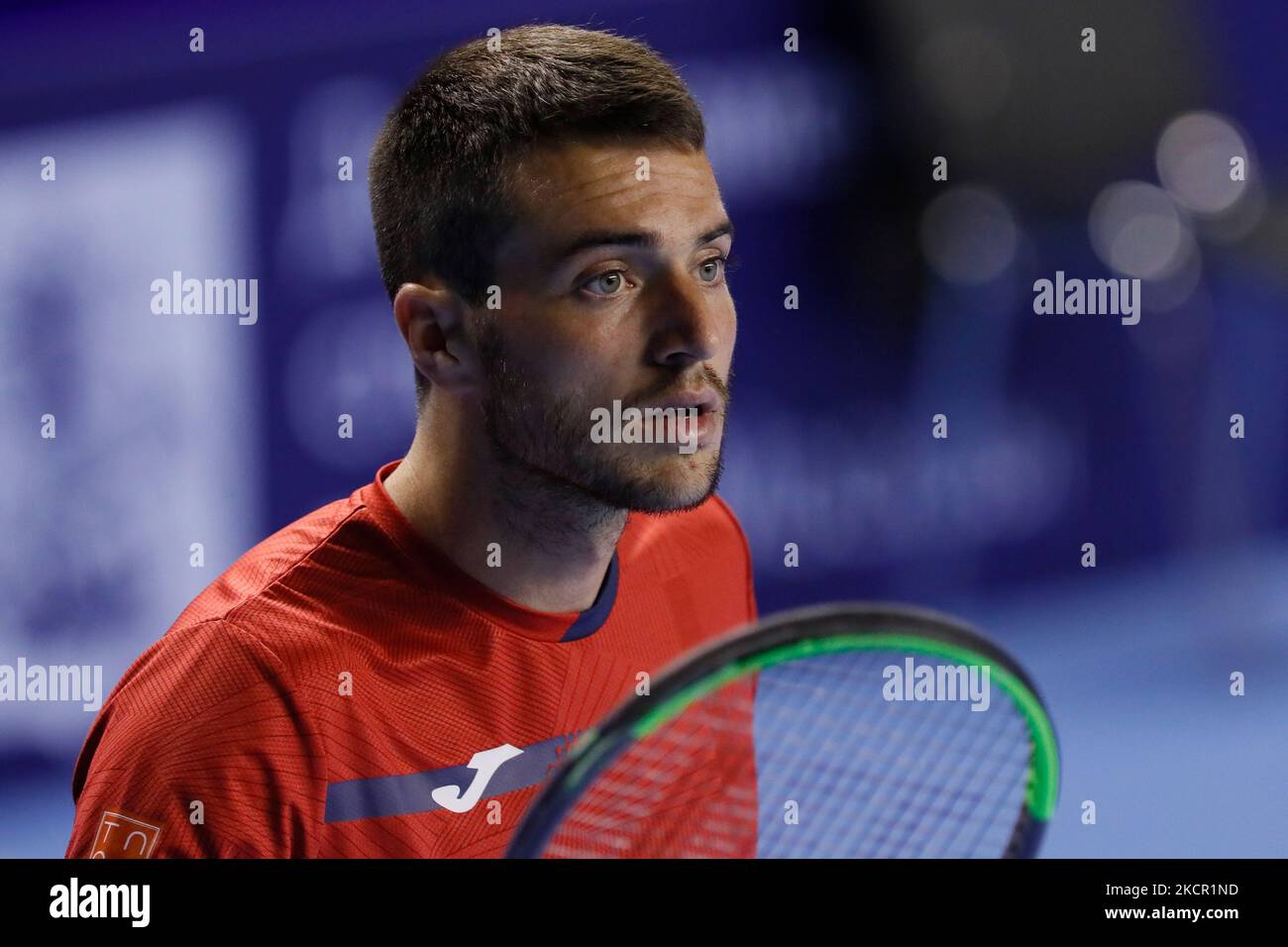 Pedro Martinez aus Spanien schaut am 19. Oktober 2021 im Luzhniki-Sportpalast in Moskau, Russland, beim Tennisturnier der Männer-Einzelrunde 32 des ATP 250 VTB Kremlin Cup 2021 gegen Guido Pella aus Argentinien auf. (Foto von Mike Kireev/NurPhoto) Stockfoto