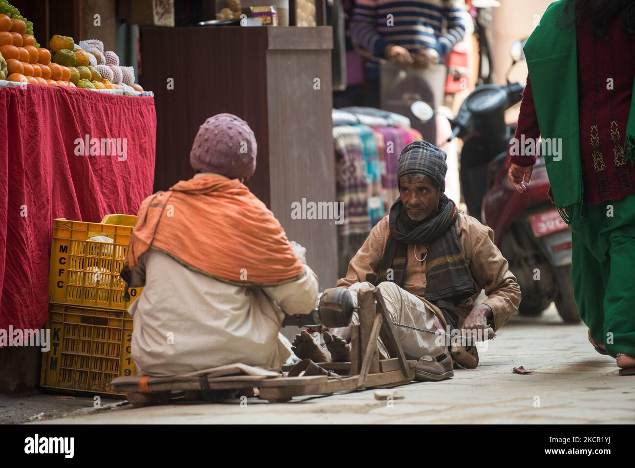 Kathmandu, Nepal- April 20,2019 : Messerspitzer schärfen Messer auf den Straßen von Kathmandu auf traditionelle Weise. Stockfoto