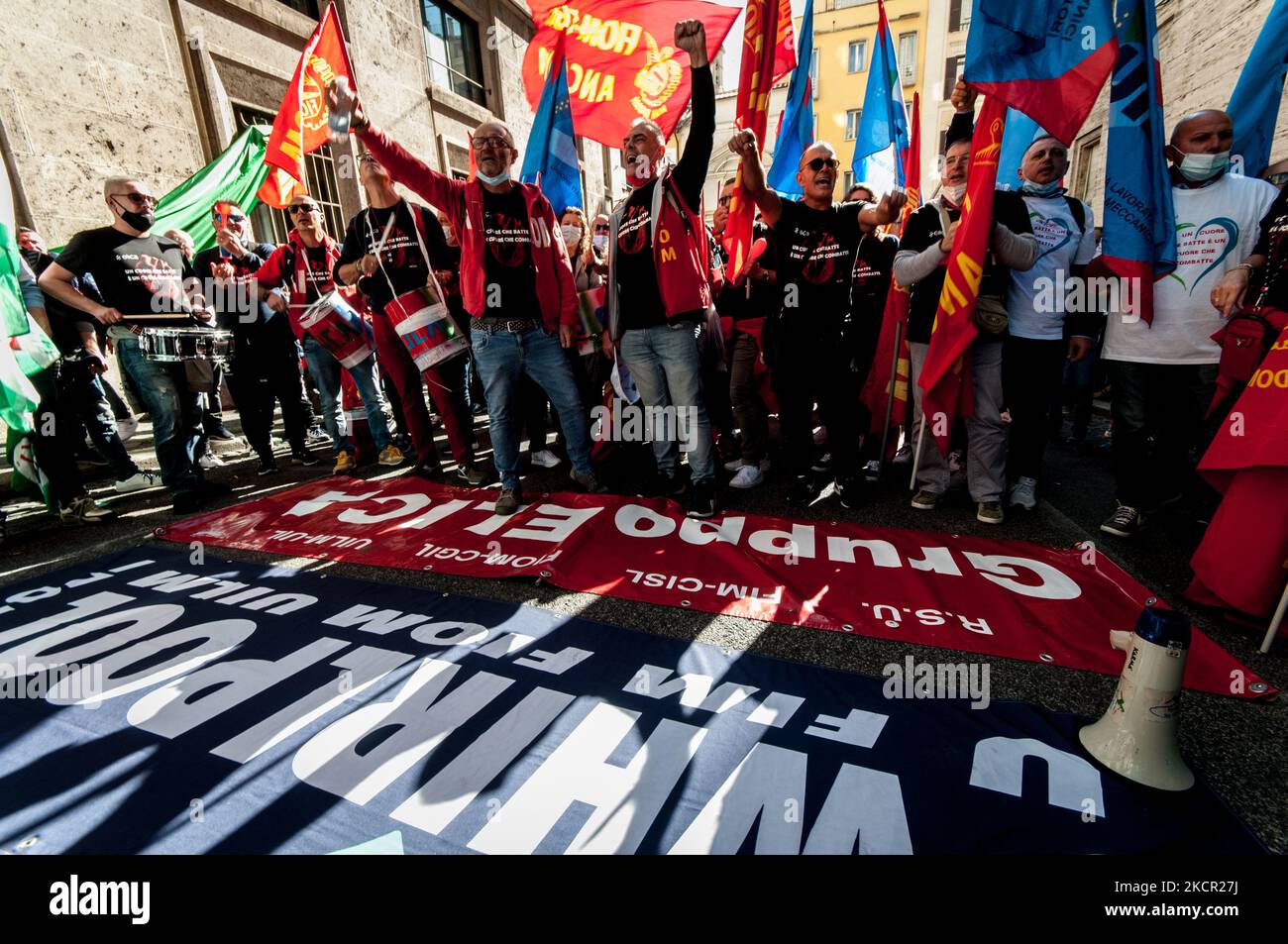 Hunderte von Arbeitern aus Whirlpool in Neapel und Elica in Anconara protestierten unter dem Ministerium für wirtschaftliche Entwicklung (Mise) gegen Entlassungen der Unternehmen und forderten die Regierung am 19. Oktober 2021 in Rom, Italien, um Gewissheiten für die Zukunft. (Foto von Andrea Ronchini/NurPhoto) Stockfoto