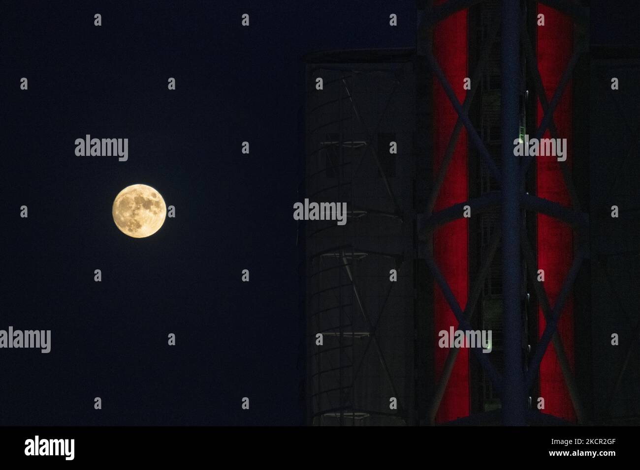 Ein vollständig oranger Mond erschien über dem Himmel von Lissabon, Portugal. 19. Oktober 2021 (Foto von Jorge Mantilla/NurPhoto) Stockfoto