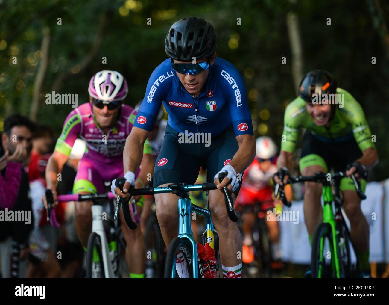 Die Teilnehmer des Muro della Tisa, einer Radtour in der Provinz Vicenza, während der ersten Ausgabe des Veneto Classic, des Profi-Radrennens 207km von Venedig nach Bassano del Grappa, das in der Region Venetien stattfand. Am Sonntag, den 17. Oktober 2021, in Bassano del Grappa, Venetien, Italien. (Foto von Artur Widak/NurPhoto) Stockfoto