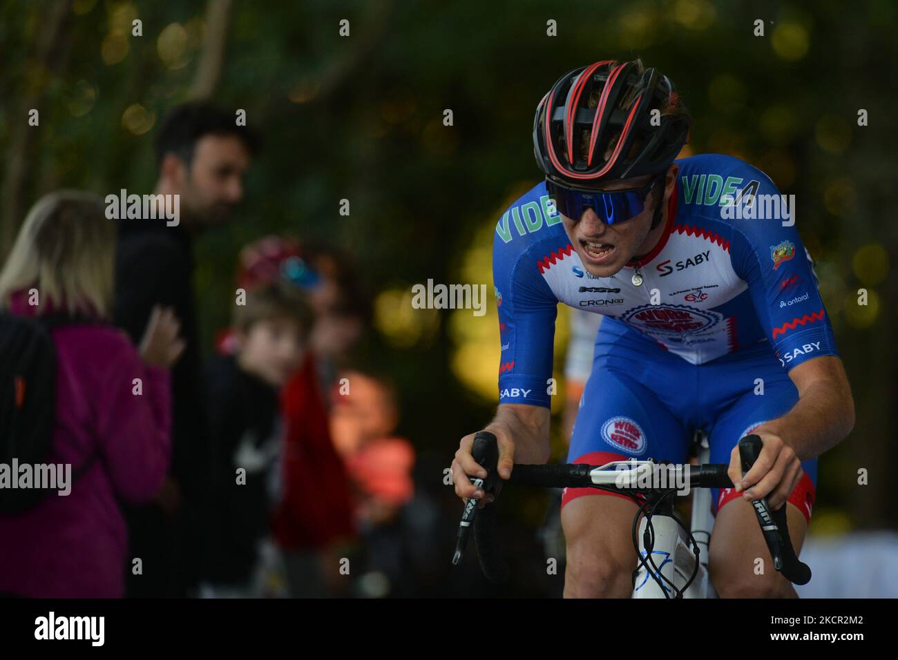 Ein Fahrer in Aktion beim Muro della Tisa, einer Radtour in der Provinz Vicenza, während der ersten Ausgabe des Veneto Classic, des Profi-Radrennens 207km von Venezia nach Bassano del Grappa, das in der Region Venetien stattfand. Am Sonntag, den 17. Oktober 2021, in Bassano del Grappa, Venetien, Italien. (Foto von Artur Widak/NurPhoto) Stockfoto