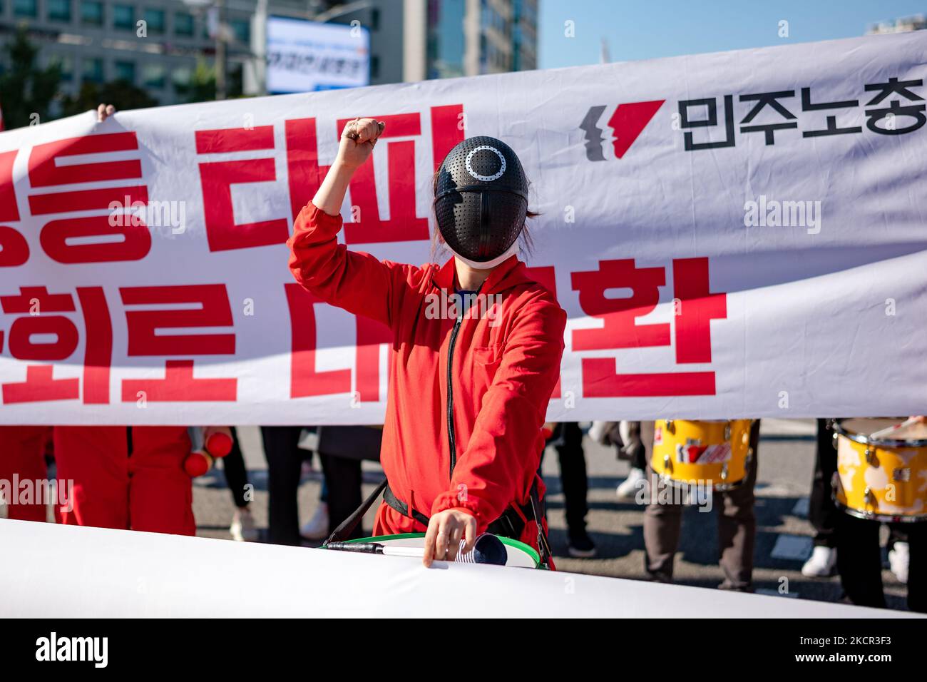 Ein Mitglied des koreanischen Gewerkschaftsbundes trägt eine in der Netflix-Serie Squid Game kostümierte Maske für einen marsch zum Rathaus von Seoul während einer Kundgebung gegen die Arbeitspolitik der Regierung am 20. Oktober 2021 in Seoul, Südkorea. Tausende von Gewerkschaftsmitgliedern veranstalten in Seoul eine massive Kundgebung als eintägiger Streik, der darauf abzielte, die nächsten Präsidentschaftswahlen 2022 mit Fragen der Arbeit zu befassen. (Foto von Chris Jung/NurPhoto) Stockfoto