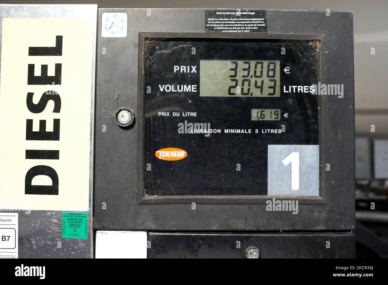 Ein Mann hat €33 (20 Liter) Benzin in sein Auto gesteckt. Die französische Regierung bereitet sich darauf vor, einen Plan bekannt zu geben, der den Verbrauchern helfen soll, ihre Brennstoffrechnung zu bezahlen, da die Energiepreise nach der Covid-19-Pandemie sprunghaft anstiegen. Der Kraftstoffpreis ist fast ein Allzeithoch. Die Regierung Macrons will den Einsatz fossiler Brennstoffe subventioniert haben, um den Menschen zu helfen. Sie fürchten eine Wiederaufnahme der Proteste von Gilets Jaunes, die vor fast drei Jahren über den Benzinpreis begannen, da der französische Präsidentschaftswahlkampf in den nächsten Monaten wirklich beginnen wird. Toulouse. Frankreich. Oktober 20. 2021. (Foto von Alain Pitton/Nu Stockfoto