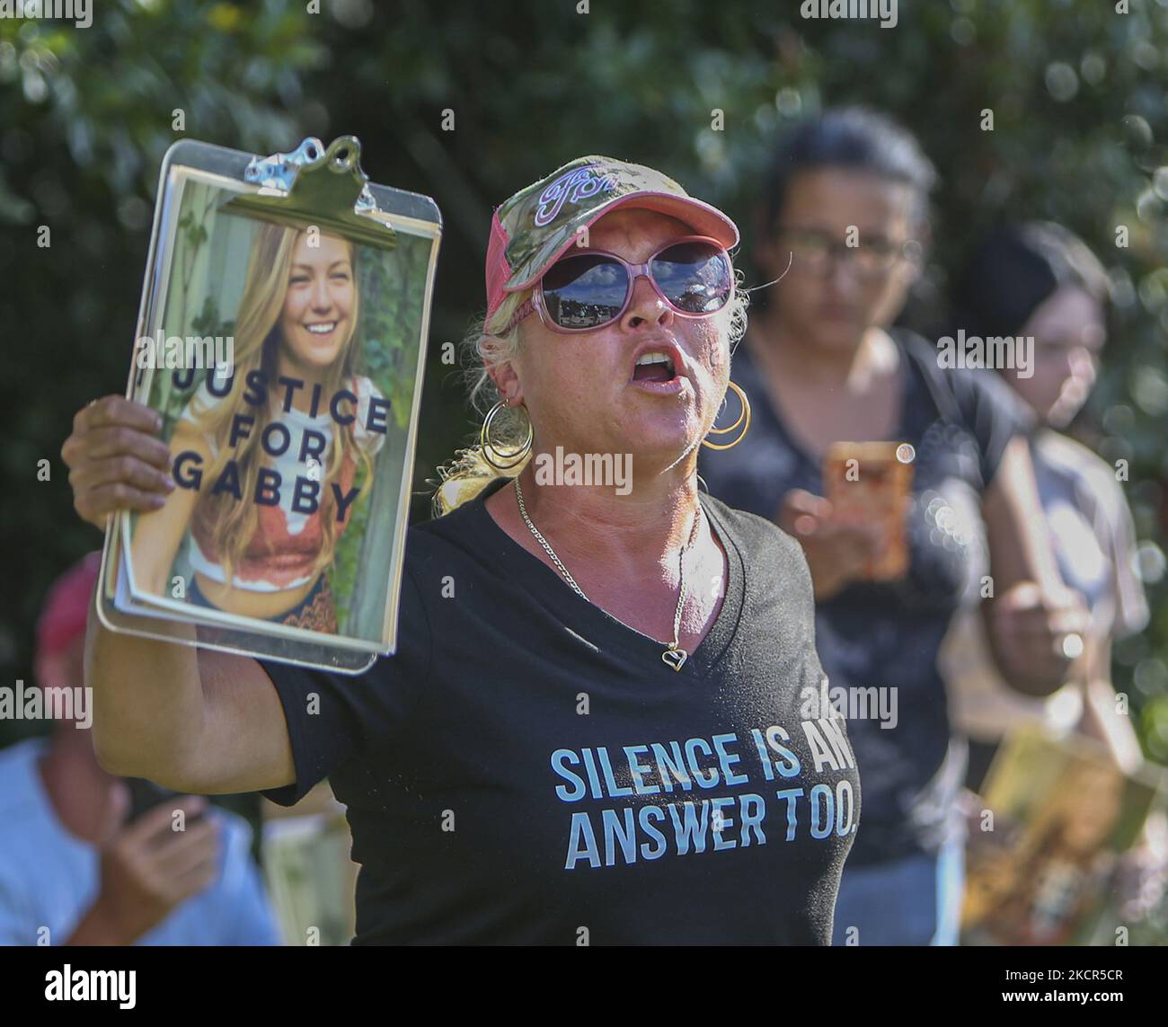 Andra Griffin aus dem Manatee County schloss sich den Unterstützern von „Justice for Gabby“ am Eingang des Myakkahatchee Creek Environmental Park am Mittwoch, den 20. Oktober 2021, an. Es wurde eine Pressekonferenz abgehalten, in der bekannt gegeben wurde, dass im Park Überreste von Brian Laundrie entdeckt wurden. Laundie ist eine Person, die an der Tötung von Gabby Petito interessiert ist. Griffin kommt seit mehr als einem Monat in die Gegend, um Unterstützung für die Familie Petito zu zeigen. (Foto von Thomas O'Neill/NurPhoto) Stockfoto