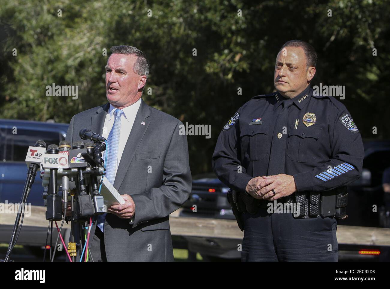 Tampa FBI-Agent Michael McPherson und North Port Police Chief Todd Garrison halten am Mittwoch, den 20. Oktober 2021, eine Pressekonferenz im Myakkahatchee Creek Environmental Park in North Port Florida ab. Im Park wurden ein Backback und ein Notizbuch von Brian Laundrie gefunden. Laundie ist eine Person, die an der Tötung von Gabby Petito interessiert ist. (Foto von Thomas O'Neill/NurPhoto) Stockfoto