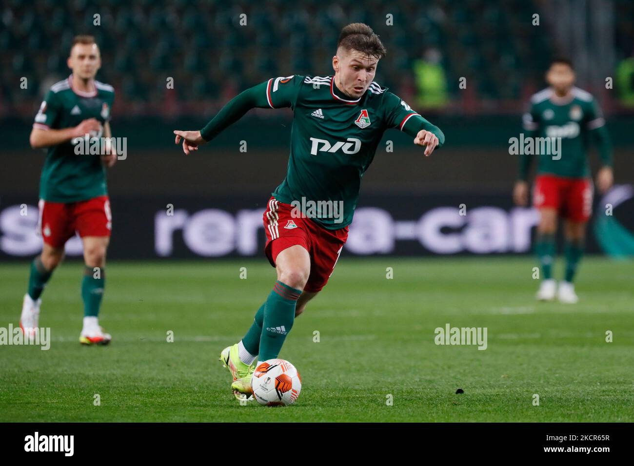 Rifat Zhemaletdinov (C) von Lokomotiv Moskau im Einsatz während des UEFA Europa League Group E Fußballspiels zwischen dem FC Lokomotiv Moskau und Galatasaray SK am 21. Oktober 2021 in der RZD Arena in Moskau, Russland. (Foto von Mike Kireev/NurPhoto) Stockfoto
