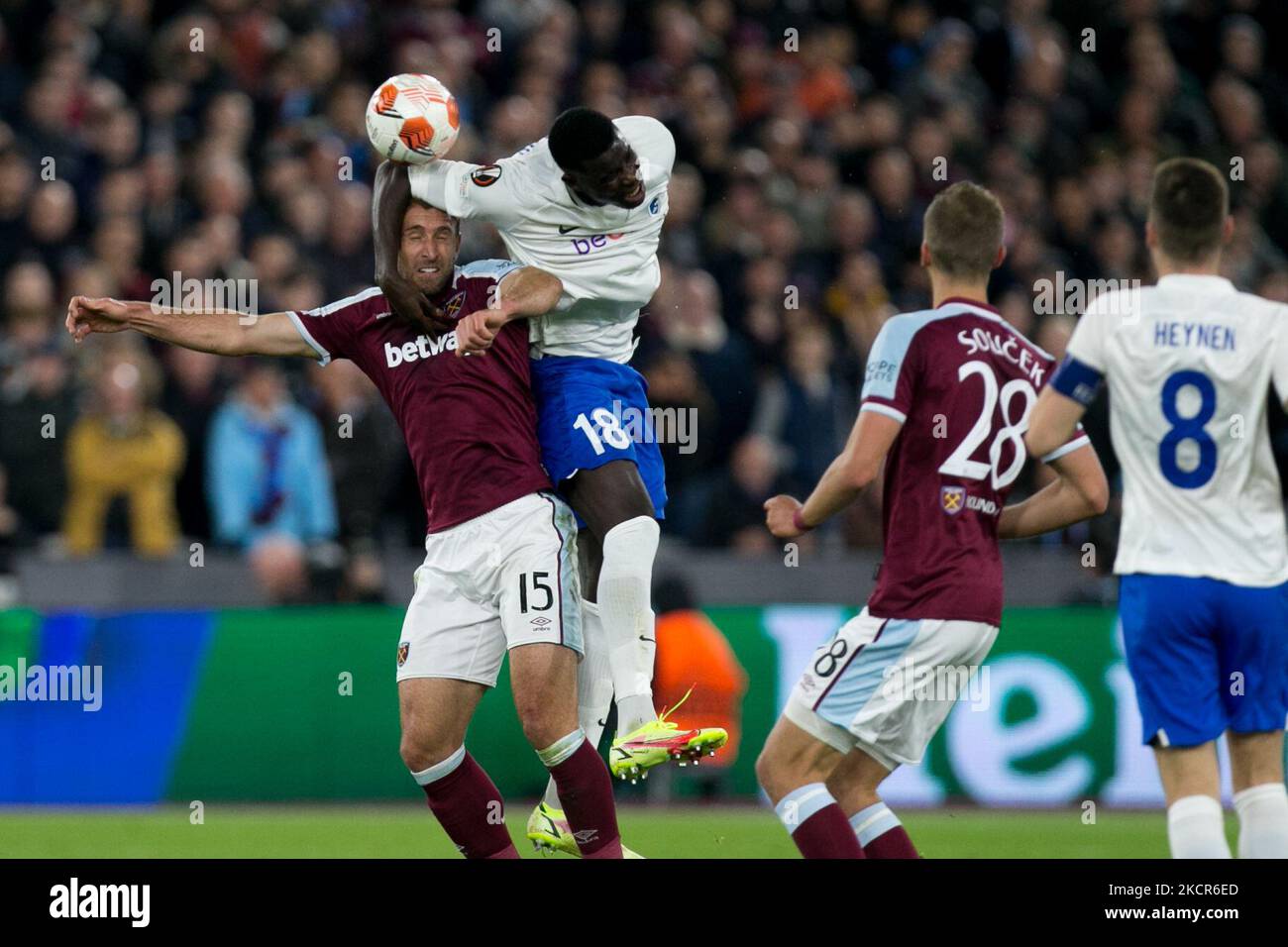 Craig Dawson von West Ham und Paul Onuachu von KRC Genk kämpfen während des UEFA Europa League-Spiels zwischen West Ham United und KRC Genk am Donnerstag, dem 21.. Oktober 2021 im London Stadium, Stratford, um den Ball. (Foto von Federico Maranesi/MI News/NurPhoto) Stockfoto