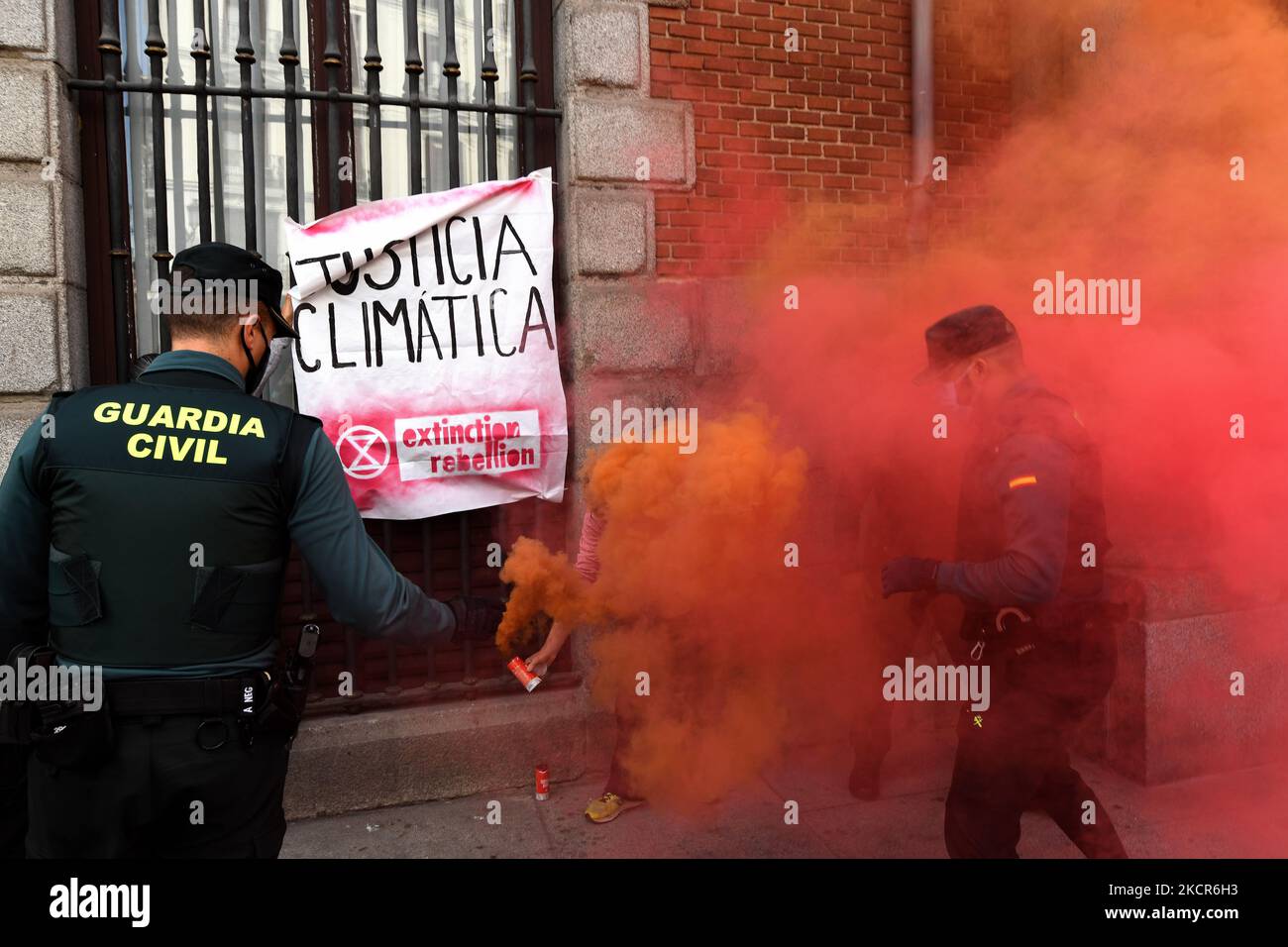 Aktivisten der Extinction Rebellion ketteten sich bei den jüngsten Protesten im Außenministerium in Madrid am 21.. Oktober 2021 an den Zaun. (Foto von Juan Carlos Lucas/NurPhoto) Stockfoto