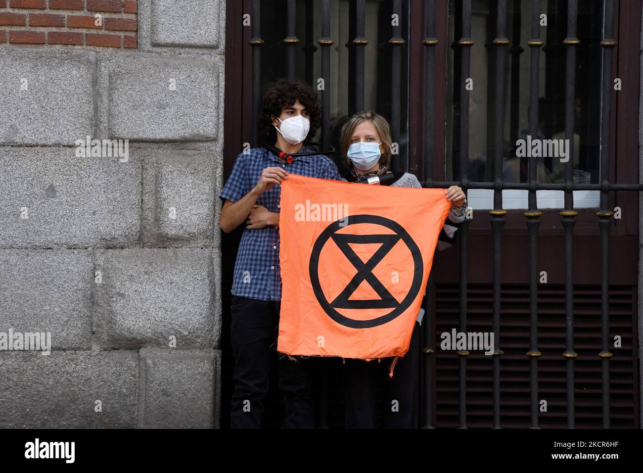 Aktivisten der Extinction Rebellion ketteten sich bei den jüngsten Protesten im Außenministerium in Madrid am 21.. Oktober 2021 an den Zaun. (Foto von Juan Carlos Lucas/NurPhoto) Stockfoto