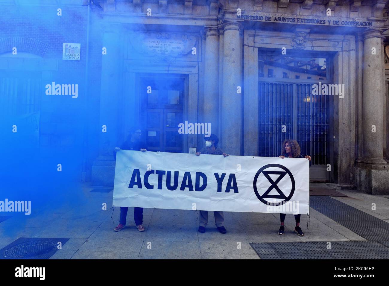 Aktivisten der Extinction Rebellion ketteten sich bei den jüngsten Protesten im Außenministerium in Madrid am 21.. Oktober 2021 an den Zaun. (Foto von Juan Carlos Lucas/NurPhoto) Stockfoto