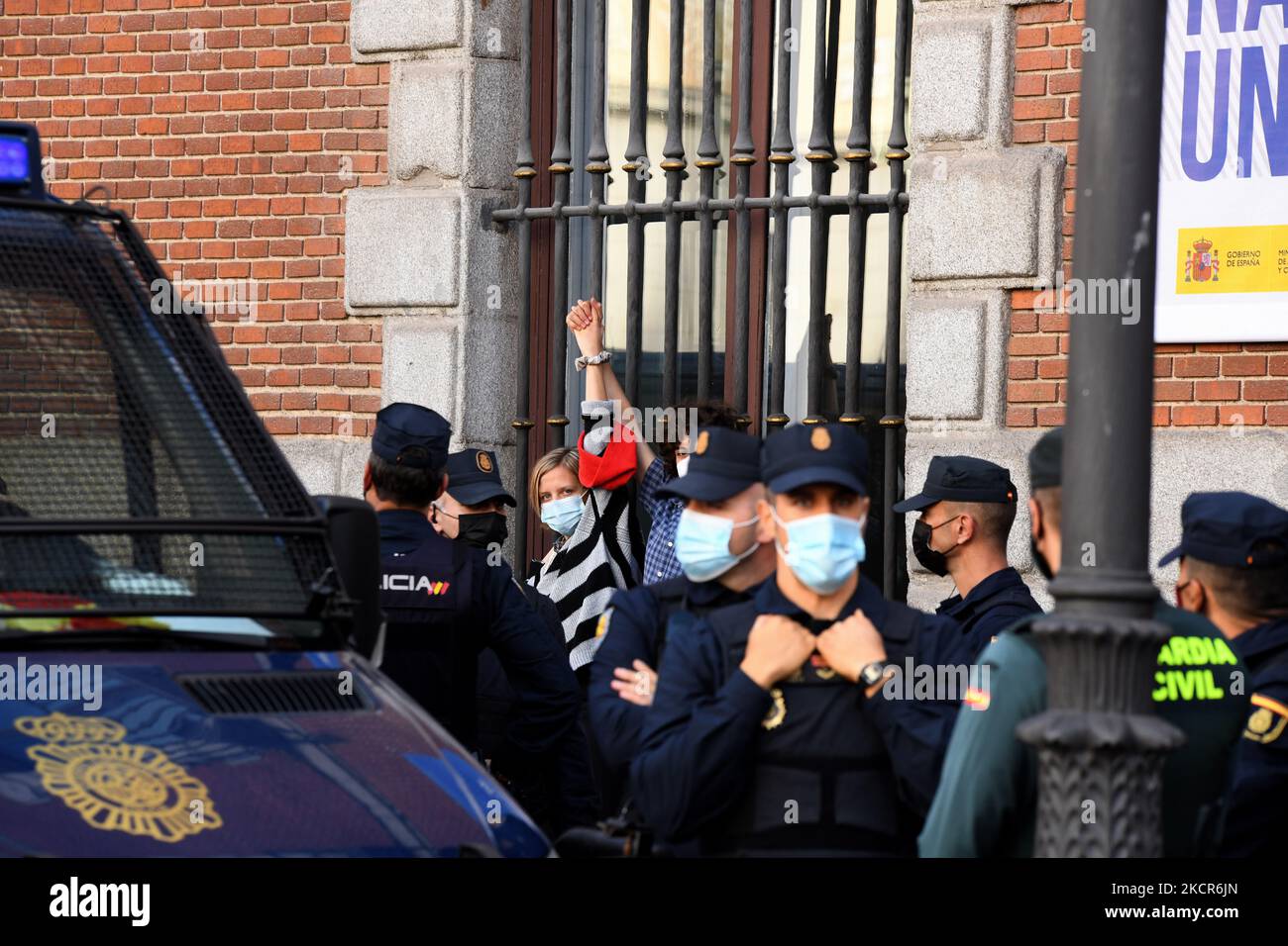 Aktivisten der Extinction Rebellion ketteten sich bei den jüngsten Protesten im Außenministerium in Madrid am 21.. Oktober 2021 an den Zaun. (Foto von Juan Carlos Lucas/NurPhoto) Stockfoto