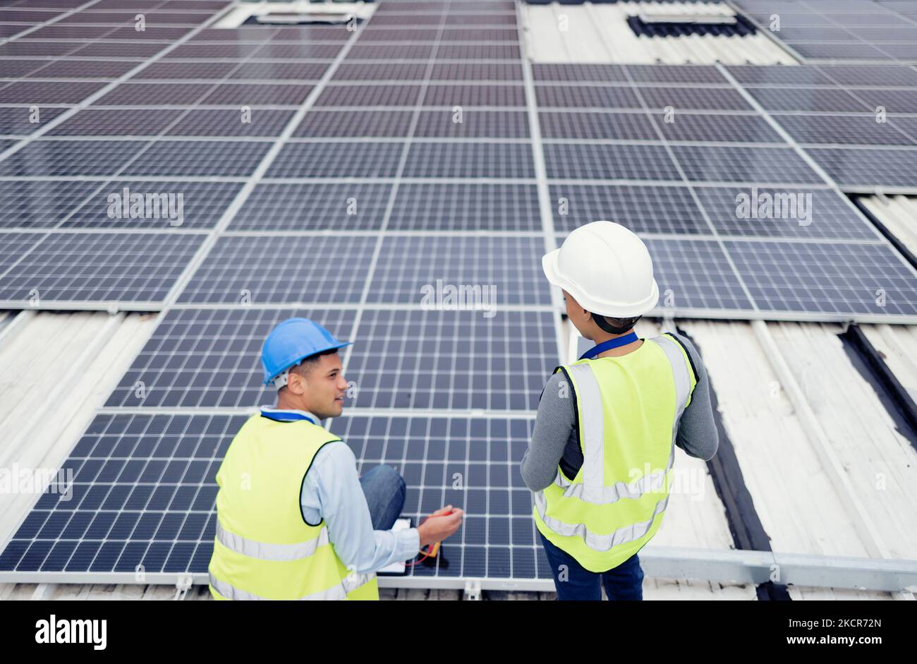 Solarenergie, Bau und Mitarbeiter bauen Solarmodule in Zusammenarbeit für Nachhaltigkeit, Wartung und Engineering. Teamarbeit, Planung Stockfoto