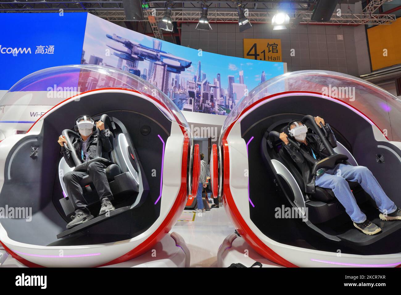 SHANGHAI, CHINA - 5. NOVEMBER 2022 - Besucher erleben die „Snapdragon XR Fantasy Journey“ auf dem Qualcomm Stand während der China International 5. Stockfoto