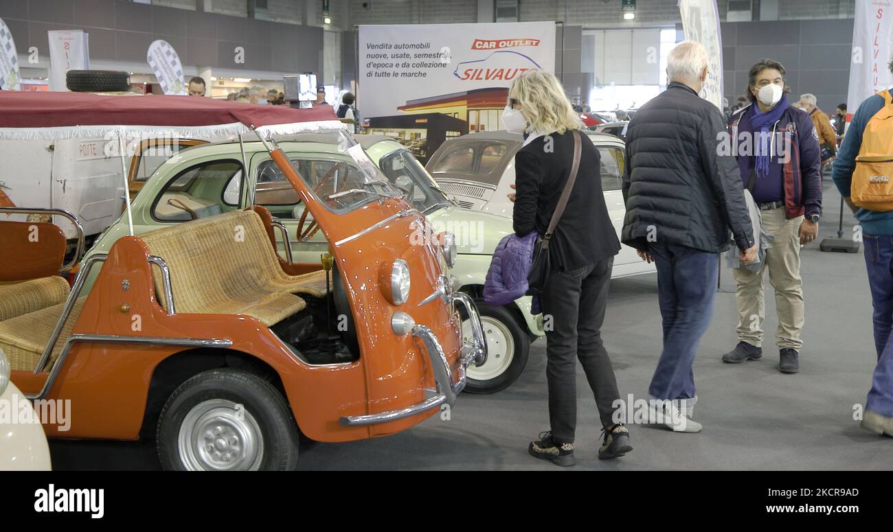 Menschen bei der Auto e Moto d’Epoca in Padua, Italien, am 22. Oktober 2021. -Auto e Moto d’Epoca in Padua ist der größte Oldtimer- und Ersatzteilmarkt in Europa und seit Jahren die größte internationale Veranstaltung für Motorsportbegeisterte und Fans der Kultur, die mit dem Automobilbereich verbunden ist. (Foto von Manuel Romano/NurPhoto) Stockfoto