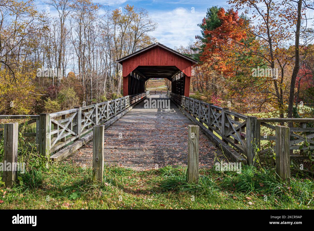 St. Clairsville, Ohio, USA - 25. Oktober 2022: Die historische Schaeffer Campbell Covered Bridge wurde 18 im Stil mehrerer Königsposten in Fairfield County gebaut Stockfoto