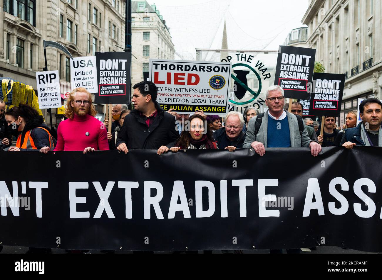 Demonstranten protestieren in London, Großbritannien, am 23. Oktober 2021, gegen die Freilassung des Wikileaks-Gründers Julian Assange, der in Untersuchungshaft ist und gegen die Auslieferung an die Vereinigten Staaten kämpft. Julian Assange steht vor der Auslieferung an die Vereinigten Staaten wegen der Veröffentlichung von Geheimnissen im Zusammenhang mit den Kriegen in Afghanistan und im Irak. (Foto von Maciek Musialek/NurPhoto) Stockfoto