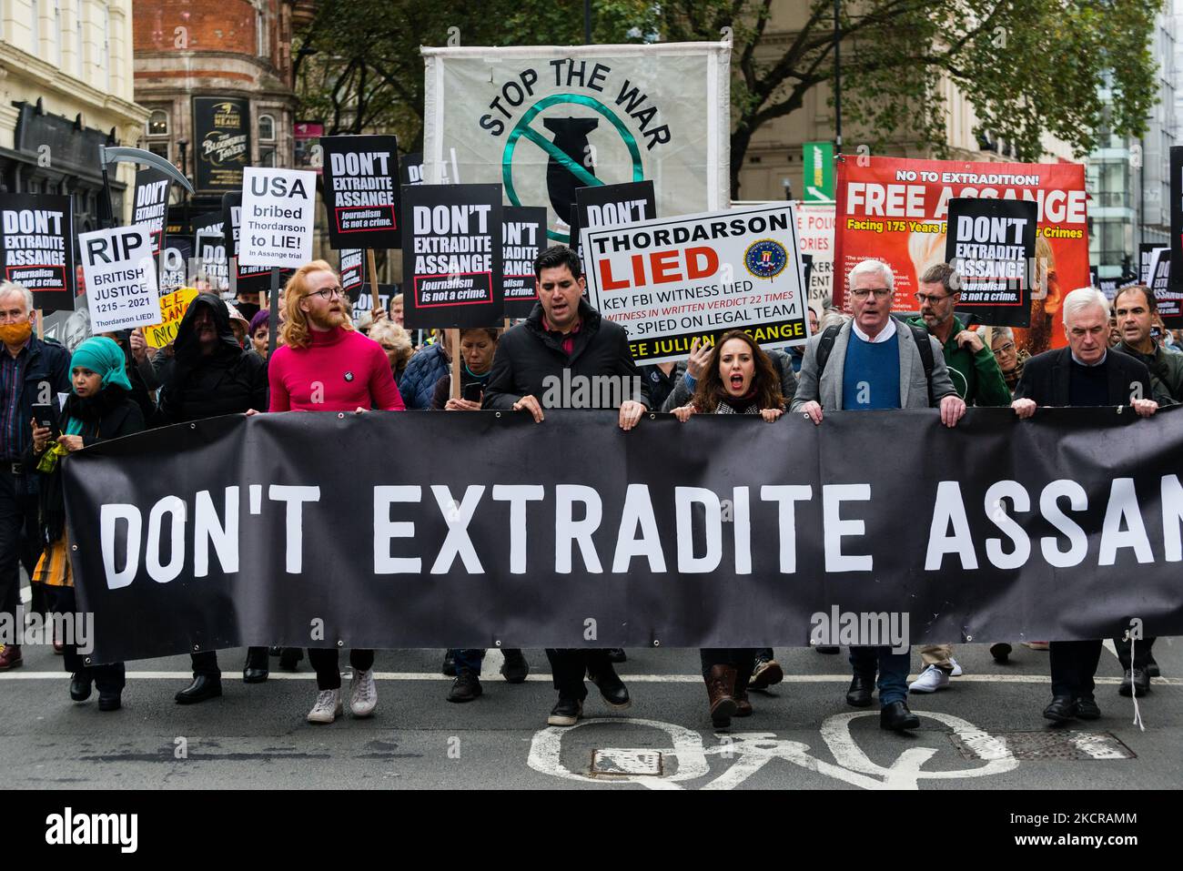 Demonstranten protestieren in London, Großbritannien, am 23. Oktober 2021, gegen die Freilassung des Wikileaks-Gründers Julian Assange, der in Untersuchungshaft ist und gegen die Auslieferung an die Vereinigten Staaten kämpft. Julian Assange steht vor der Auslieferung an die Vereinigten Staaten wegen der Veröffentlichung von Geheimnissen im Zusammenhang mit den Kriegen in Afghanistan und im Irak. (Foto von Maciek Musialek/NurPhoto) Stockfoto