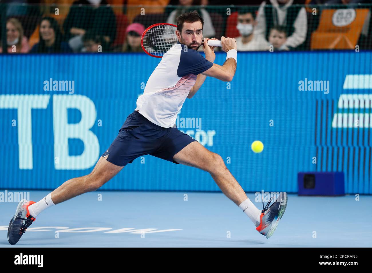 Marin Cilic aus Kroatien gibt den Ball an Ricardas Berankis aus Litauen zurück, während des Halbfinalspieles der Herren im Einzel des ATP 250 VTB Kremlin Cup 2021 International Tennis Tournament im Irina Viner-Usmanova Gymnastikpalast am 23. Oktober 2021 in Moskau, Russland. (Foto von Mike Kireev/NurPhoto) Stockfoto