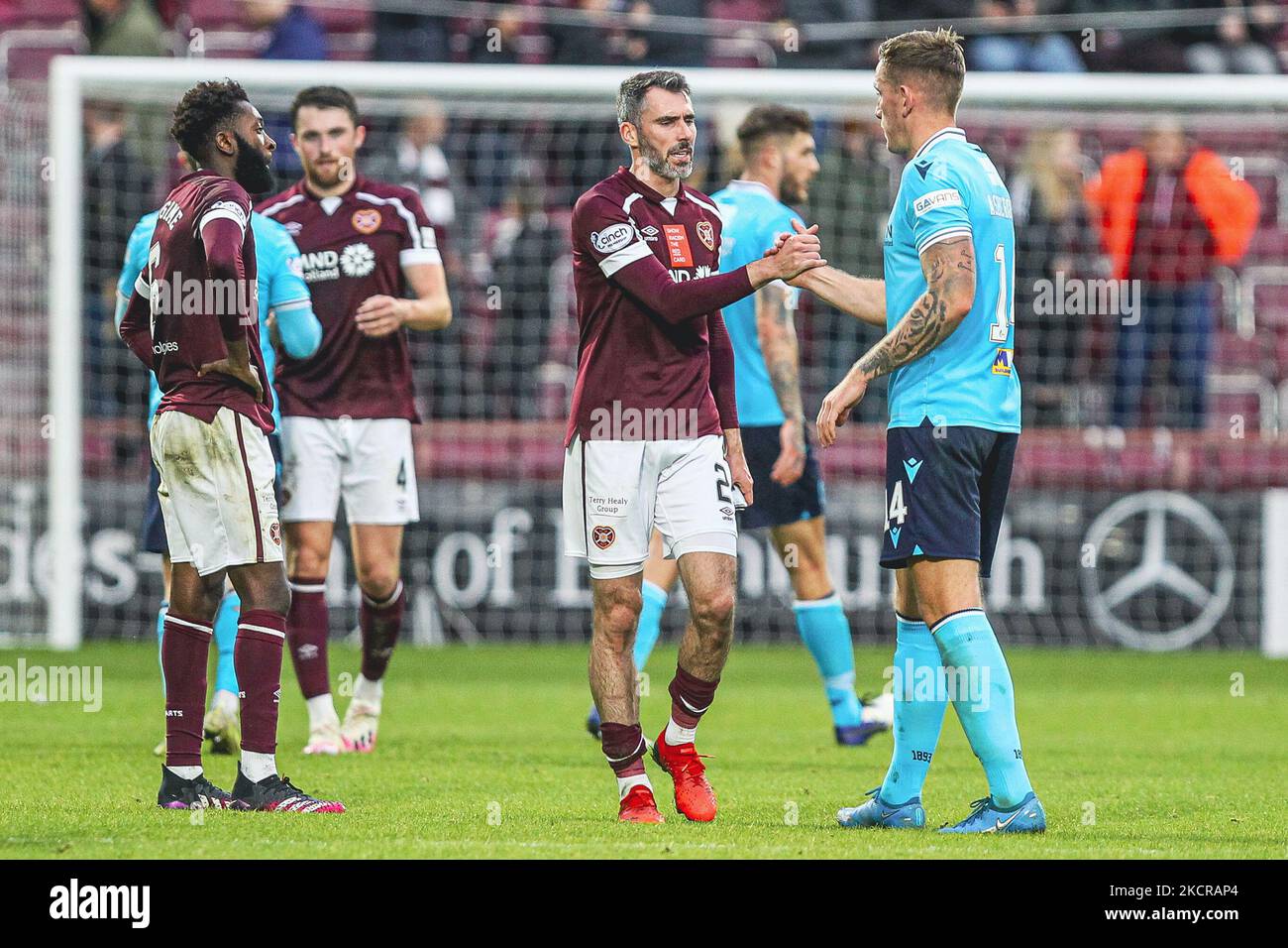 Michael Smith of Hearts schüttelt sich am Ende des Spiels nach dem Spiel der Scottish Premier League zwischen Hearts und Dundee im Tynecastle Park am 23. Oktober 2021 in Edinburgh, Schottland, die Hände mit Lee Ashcroft von Dundee. (Foto von Ewan Bootman/NurPhoto) Stockfoto