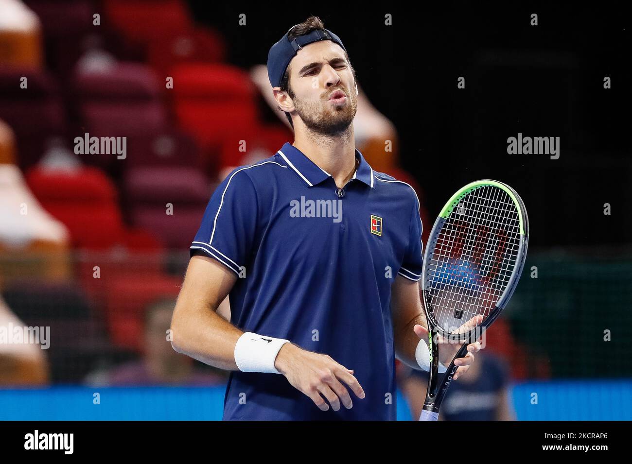 Karen Khachanov aus Russland reagiert während des Halbfinalmatches der Männer beim ATP 250 VTB Kremlin Cup 2021 International Tennis Tournament im Irina Viner-Usmanova Turntics Palace am 23. Oktober 2021 in Moskau, Russland. (Foto von Mike Kireev/NurPhoto) Stockfoto