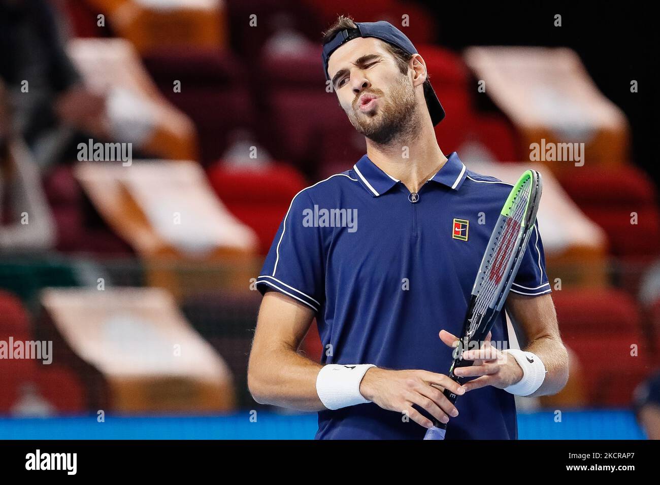 Karen Khachanov aus Russland reagiert während des Halbfinalmatches der Männer beim ATP 250 VTB Kremlin Cup 2021 International Tennis Tournament im Irina Viner-Usmanova Turntics Palace am 23. Oktober 2021 in Moskau, Russland. (Foto von Mike Kireev/NurPhoto) Stockfoto