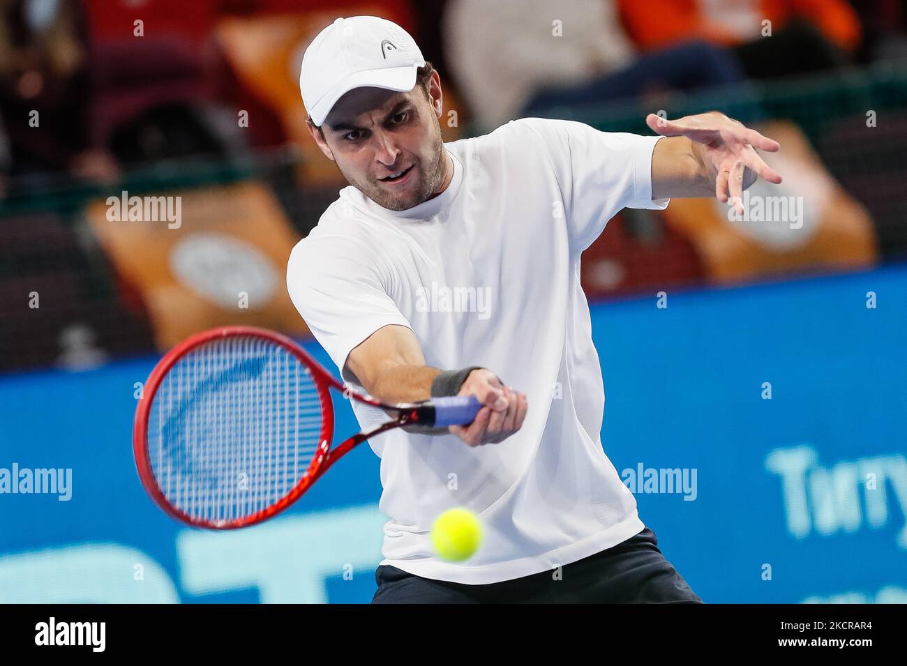 Aslan Karatsev aus Russland gibt den Ball an Karen Chatschanov aus Russland zurück, während des Halbfinalspieles der Männer beim ATP 250 VTB Kremlin Cup 2021 International Tennis Tournament im Irina Viner-Usmanova Turnikpalast am 23. Oktober 2021 in Moskau, Russland. (Foto von Mike Kireev/NurPhoto) Stockfoto