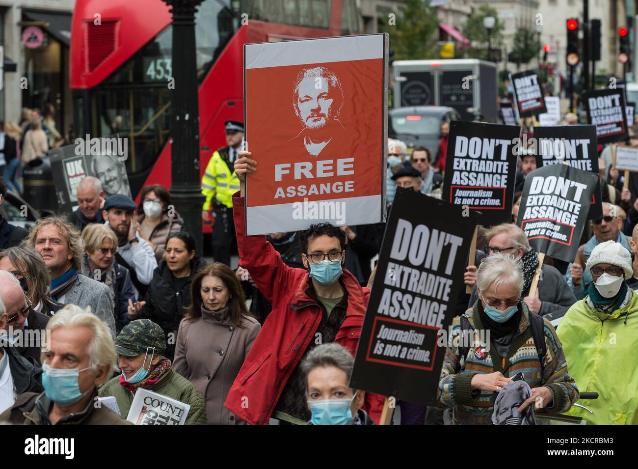 LONDON, GROSSBRITANNIEN - 23. OKTOBER 2021: Demonstranten marschieren in Solidarität mit Julian Assange durch das Zentrum Londons, bevor die US-Berufungsverhandlung am 23. Oktober 2021 vor dem Obersten Gerichtshof in London, England, in der kommenden Woche stattfinden wird. Assange, der Gründer von WikiLeaks, wurde gemäß dem US-Spionagegesetz von 1917 aufgrund von 17 Anklagepunkten angeklagt, weil er geheime US-Militärdokumente einholt, sammelt und veröffentlicht hat, und wird bei Auslieferung und für schuldig befunden zu 175 Jahren Gefängnis verurteilt. (Foto von Wiktor Szymanowicz/NurPhoto) Stockfoto