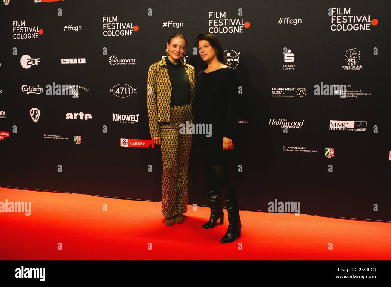 Die Schauspielerin Britta Hammelstein und Hanna Plass nehmen am 23. Oktober 2021 am Kölner Filmfestival im Kölner filmpalast an der Fotokonferenz „Faking Hitler“ Teil (Foto: Ying Tang/NurPhoto) Stockfoto