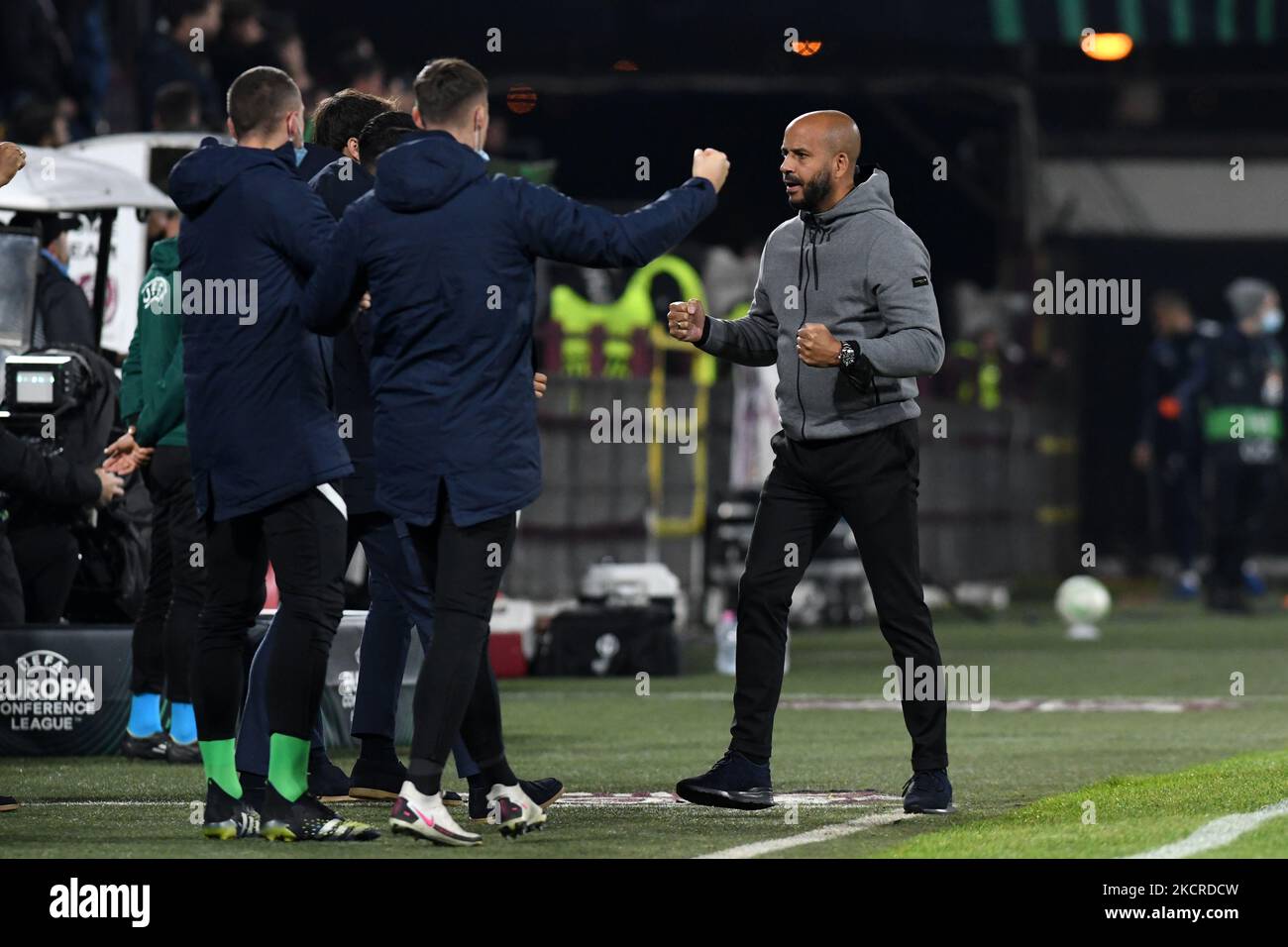 Pascal Jansen, der in London geborene Cheftrainer von AZ Alkmaar, feiert mit dem im Spiel CFR Cluj gegen Alkmaar Zaanstreek (AZ Alkmaar) erzielten Mannschaftstor, UEFA Europa Conference League - Gruppe D, Dr. Constantin Radulescu Stadium, Cluj-Napoca, Rumänien, 21. Oktober 2021 (Foto: Flaviu Buboi/NurPhoto) Stockfoto