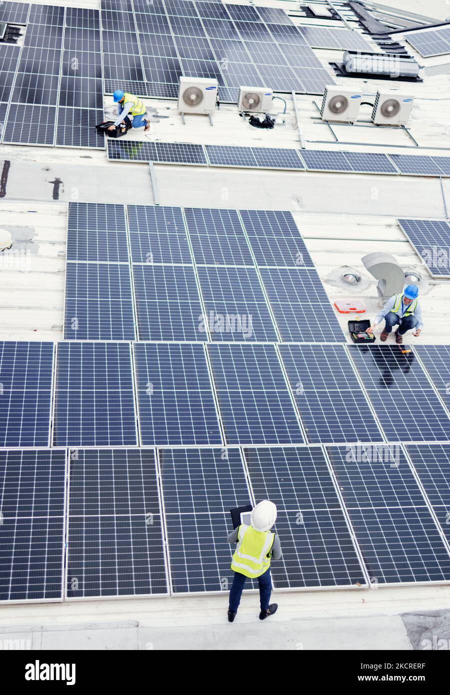 Solarmodule, Bau- und Industriemitarbeiter auf dem Dach für Solarenergie, Ingenieurwesen und nachhaltigen Lebensstil. Gebäude, Nachhaltigkeit und Stockfoto