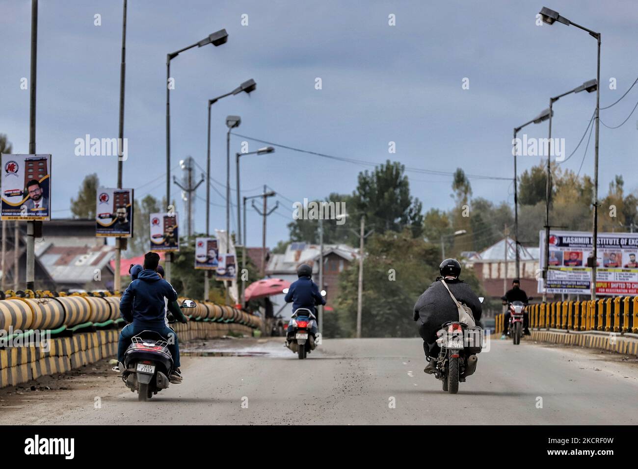 Kashmiri-Biker fahren am 24. Oktober 2021 über eine Brücke in Sopore, Distrikt Baramulla, Jammu und Kashmir, indien. Viele Bewohner behaupteten, dass ihre Zweiräder von Polizeibeamten beschlagnahmt wurden, die ihre Dokumente in Srinagar nicht überprüft haben. (Foto von Nasir Kachroo/NurPhoto) Stockfoto