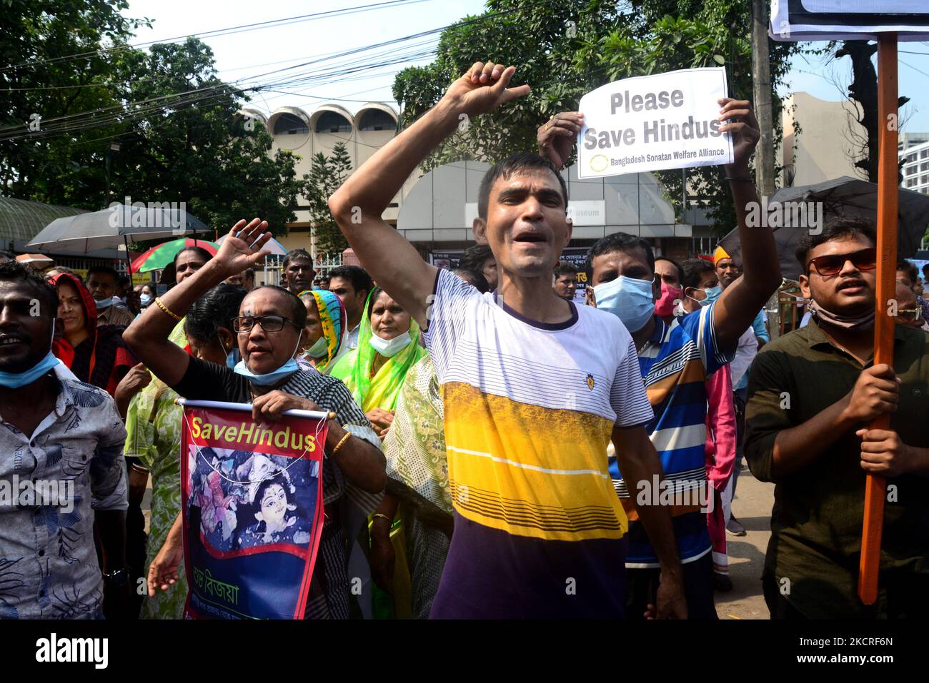 Aktivisten des Rates der Hindu-Buddhisten-Christen in Bangladesch führen am 23. Oktober 2021 eine Demonstration gegen die kürzlich tödliche religiöse Gewalt gegen die Hindu-Gemeinschaft in Dhaka, Bangladesch, durch. (Foto von Mamunur Rashid/NurPhoto) Stockfoto