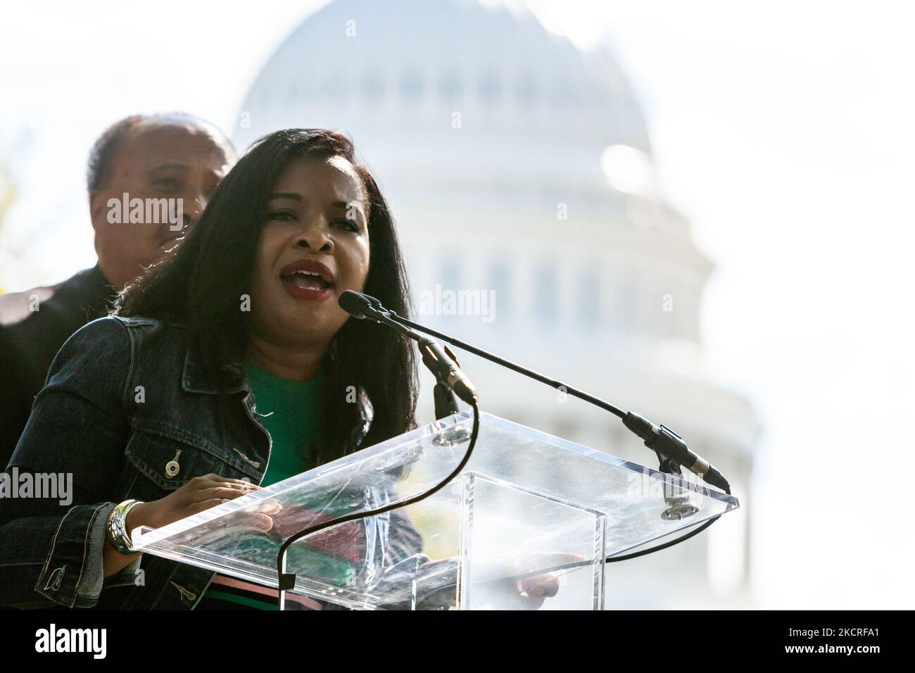 Arndrea Waters King spricht während einer Kundgebung am Ende einer Staffel für Stimmrechte am US-Kapitol. Die Demonstranten begannen die Staffel in West Virginia und gingen oder radelten die 3 Tage lang zum US-Kapitol. Die Demonstranten fordern, dass der Kongress Gesetze verabschiedet, die das Wahlrecht für alle Amerikaner schützen. (Foto von Allison Bailey/NurPhoto) Stockfoto