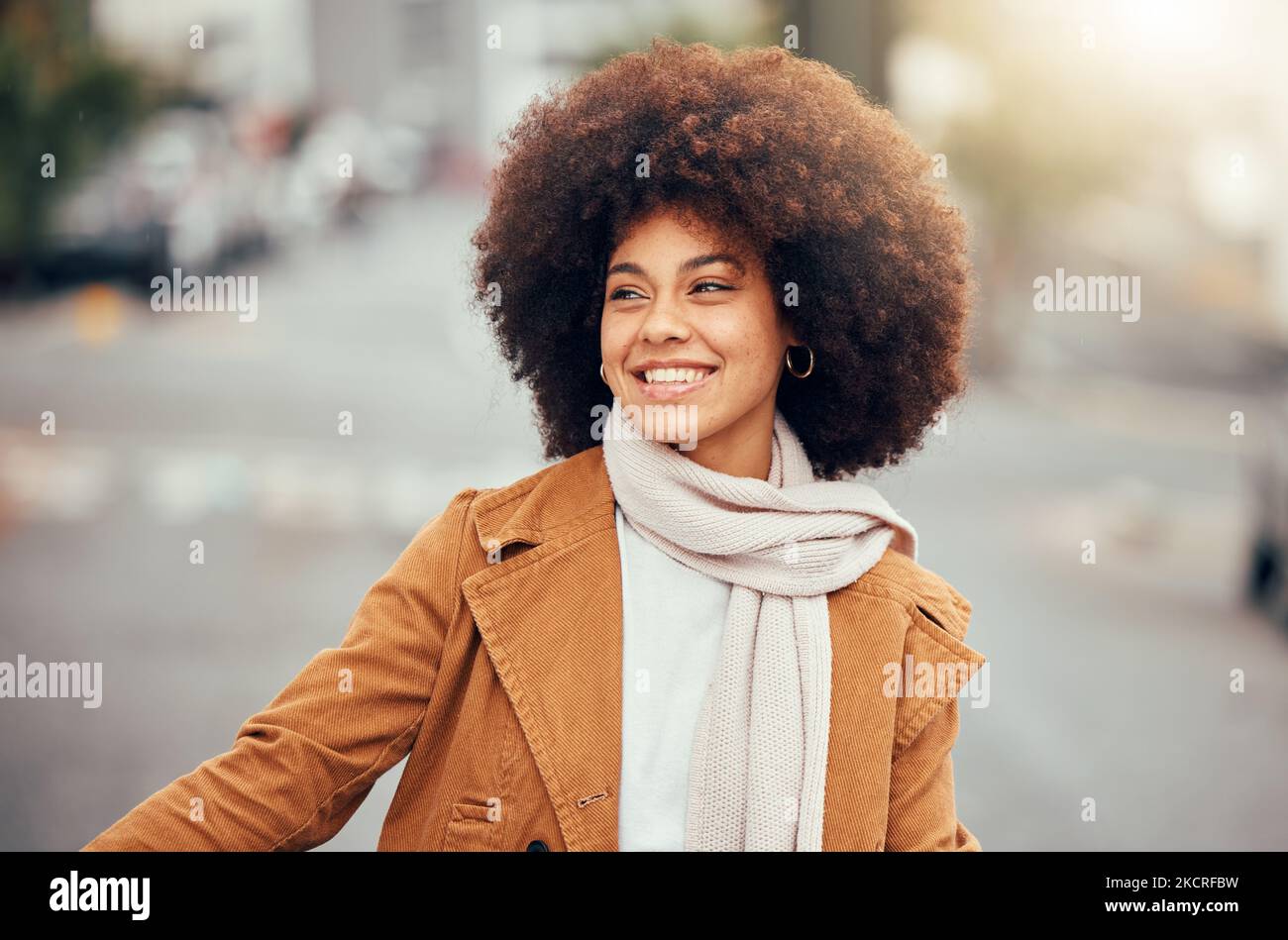 Winter, Mode und schwarze Frau auf der Straße der Stadt für Urlaub, Reisen und Glück in Portugal. Lächeln, denken und junge afrikanische Mädchen glücklich auf einem Stockfoto