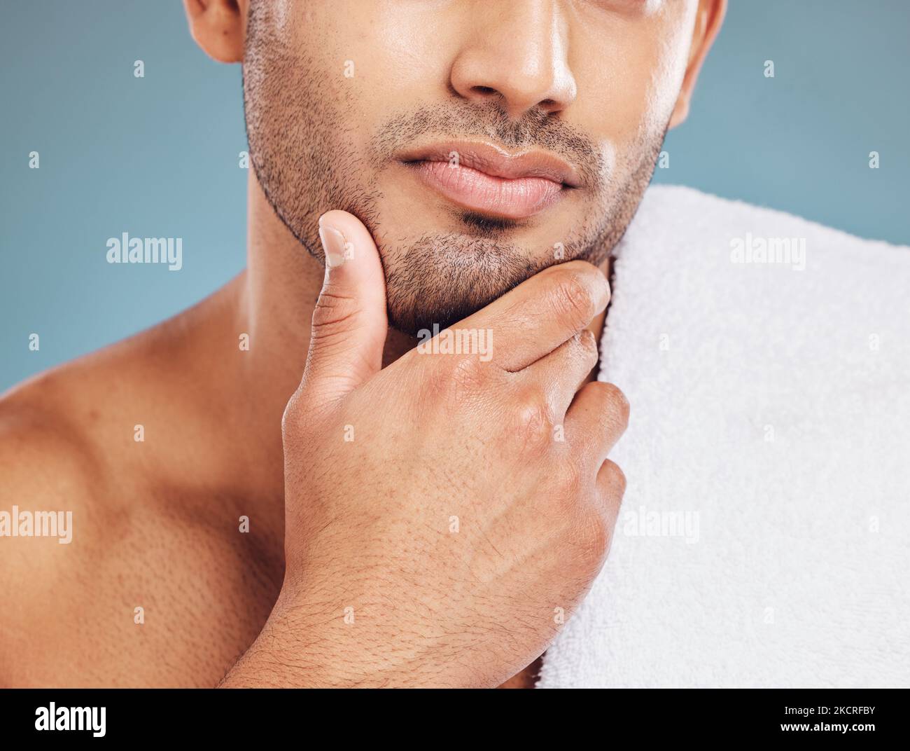 Bartpflege, Pflege und Gesicht des Mannes zufrieden mit Gesichtsreinigung Routine, Self-Care-Behandlung und Beauty-Spa-Gesundheitsversorgung. Wellness, Dermatologie und Stockfoto