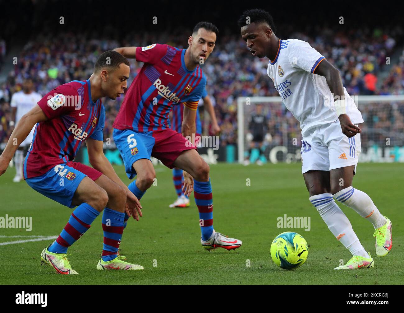 Vinicius Jr, Sergino Dest und Sergio Busquets während des Spiels zwischen dem FC Barcelona und Real Madrid, entsprechend der 10. Woche der Liga Santandere, gespielt im Camp Nou Stadium, am 24.. Oktober 2021, in Barcelona, Spanien. -- (Foto von Urbanandsport/NurPhoto) Stockfoto