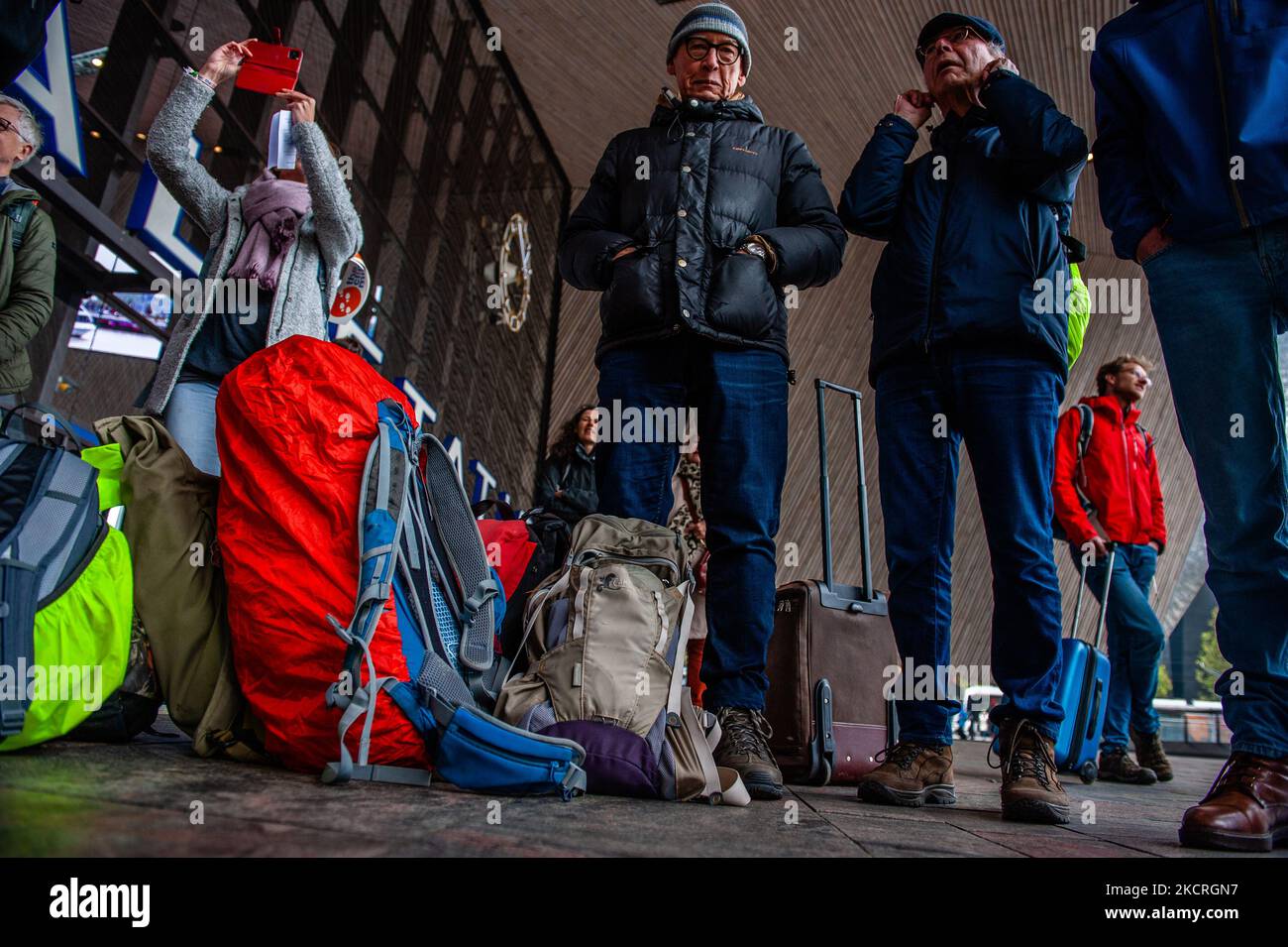 Klimameilen die Teilnehmer sammeln sich vor dem Bahnhof, bevor sie am 25.. Oktober 2021 vom Bahnhof Rotterdam zur COP26 in Glasgow aufbrechen. (Foto von Romy Arroyo Fernandez/NurPhoto) Stockfoto