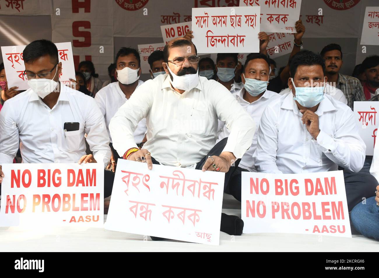 Aktivist der Studentengewerkschaft All Assam veranstaltete am 25. Oktober 2021 in Guwahati, indien, einen Protest gegen das Wasserkraftprojekt Lower Subansiri. (Foto von Anuwar Hazarika/NurPhoto) Stockfoto