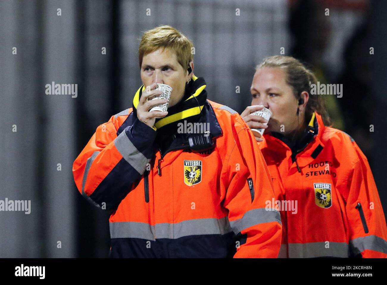 Werkendam - Sicherheitskräfte wachen beim Toto KNVB Cup Spiel zwischen Kozak Boys und Vitesse am 19. Oktober 2022 im Sportpark de Zwaaier in Werkendam, Niederlande, auf Geschwindigkeit. ANP | Niederländische Höhe | BART STOUTJEDIJK Stockfoto