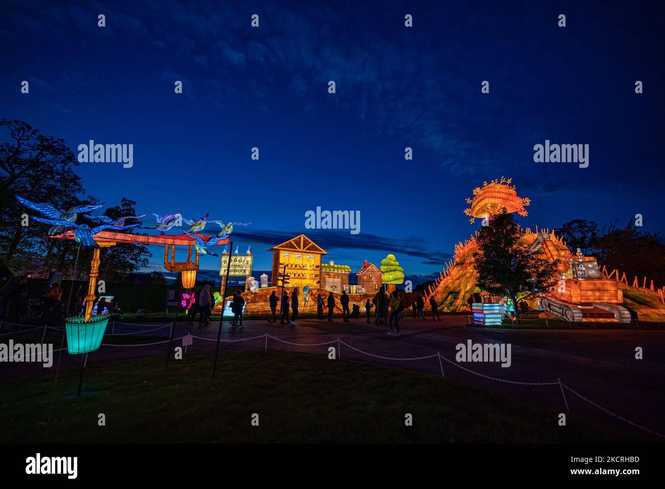 Beim Longleat Festival of Light gehen die Menschen bei der Eröffnung des diesjährigen Lichtfestivals an Illuminationen vorbei und feiern die wunderbaren Welten von Roald Dahl. Bilddatum: Freitag, 4. November 2022. Stockfoto