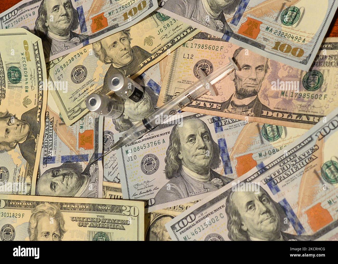 Ein illustratives Bild von US-Dollar-Banknoten, einer medizinischen Spritze und einer Impfstoffflasche. Am Montag, den 25. Oktober 2021, Kanada. (Foto von Artur Widak/NurPhoto) Stockfoto