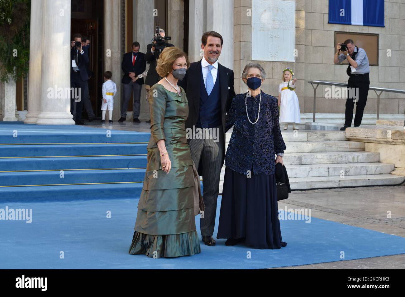 Königin Sofia von Spanien (L), Kronprinz Pavlos (M) und Prinzessin Irene (R) treffen zur Hochzeit von Prinz Philippos mit Nina Flohr in der Kathedrale von Athen ein. (Foto von Nicolas Koutsokostas/NurPhoto) Stockfoto