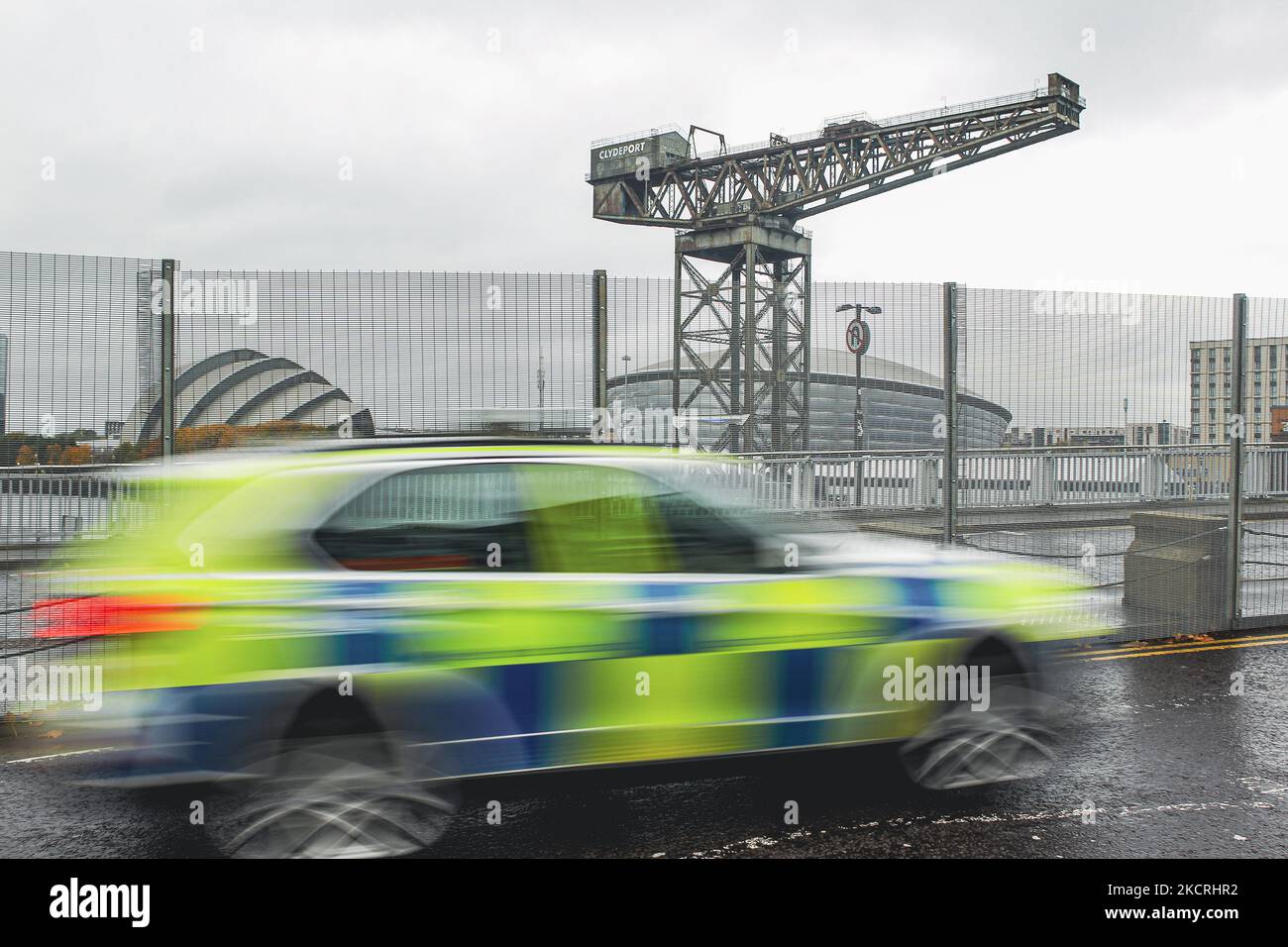 Am 1. September 2021 überquert ein Polizeiauto die Clyde Arc Bridge mit Blick auf den Scottish Event Campus in Glasgow, Schottland. Der Scottish Event Campus IST einer der Austragungsorte des bevorstehenden Klimagipfels COP 26, der vom 1. Bis 12.. November in Glasgow stattfinden wird. (Foto von Ewan Bootman/NurPhoto) Stockfoto