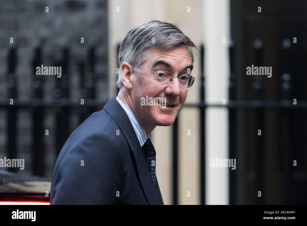 LONDON, VEREINIGTES KÖNIGREICH - 26. OKTOBER 2021: Lord President of the Council und Vorsitzender des Unterhauses Jacob Rees-Mogg kommt am 26. Oktober 2021 in London, England, in der Downing Street im Zentrum Londons an. (Foto von Wiktor Szymanowicz/NurPhoto) Stockfoto