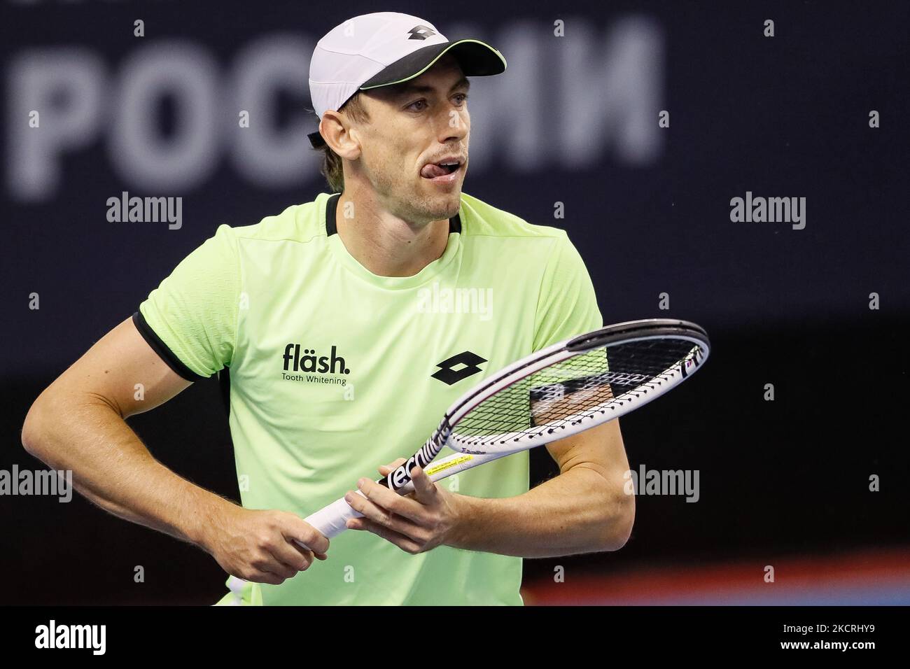 John Millman aus Australien während der Männer-Einzel-Runde des Tennismatches 32 des ATP 250 St. Petersburg Open 2021 International Tennis Tournament gegen Yshai Oliel aus Israel in der Sibur Arena am 26. Oktober 2021 in Sankt Petersburg, Russland. (Foto von Mike Kireev/NurPhoto) Stockfoto