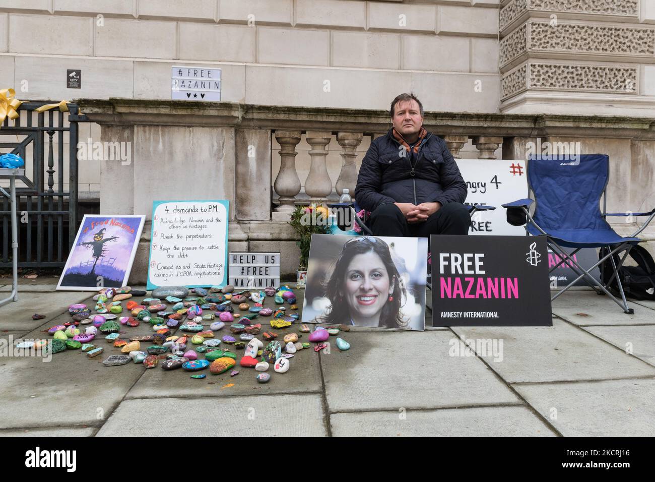 LONDON, VEREINIGTES KÖNIGREICH - 26. OKTOBER 2021: Richard Ratcliffe setzt seinen Hungerstreik vor dem Auswärtigen Amt in London fort und fordert die britische Außenministerin Liz Truss auf, mehr zu tun, um am 26. Oktober 2021 in London, England, die Freilassung seiner Frau Nazanin Zaghari-Ratcliffe aus der Haft im Iran zu erreichen. Nazanin, die bereits eine fünfjährige Haftstrafe wegen Anschuldigungen wegen Verschwörung zum Sturz der iranischen Regierung verbüßt hat, hat ihre Berufung gegen eine zweite Gefängnisstrafe verloren und wird für ein Jahr ins Gefängnis zurückkehren, gefolgt von einem einjährigen Reiseverbot. (Foto von Wiktor Szymanowicz/NurPhoto) Stockfoto