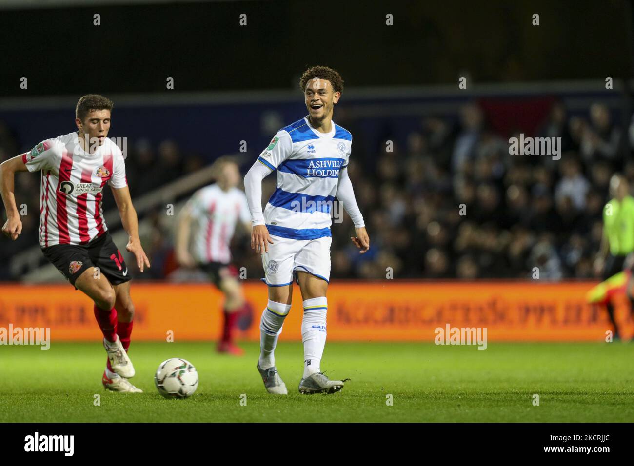 QPRâ €™s Luke Amos genießen seine Rückkehr von der Verletzung während der Carabao Cup-Spiel zwischen Queens Park Rangers und Sunderland an der Kiyan Prince Foundation Stadium., London am Dienstag, 26.. Oktober 2021. (Foto von Ian Randall/MI News/NurPhoto) Stockfoto