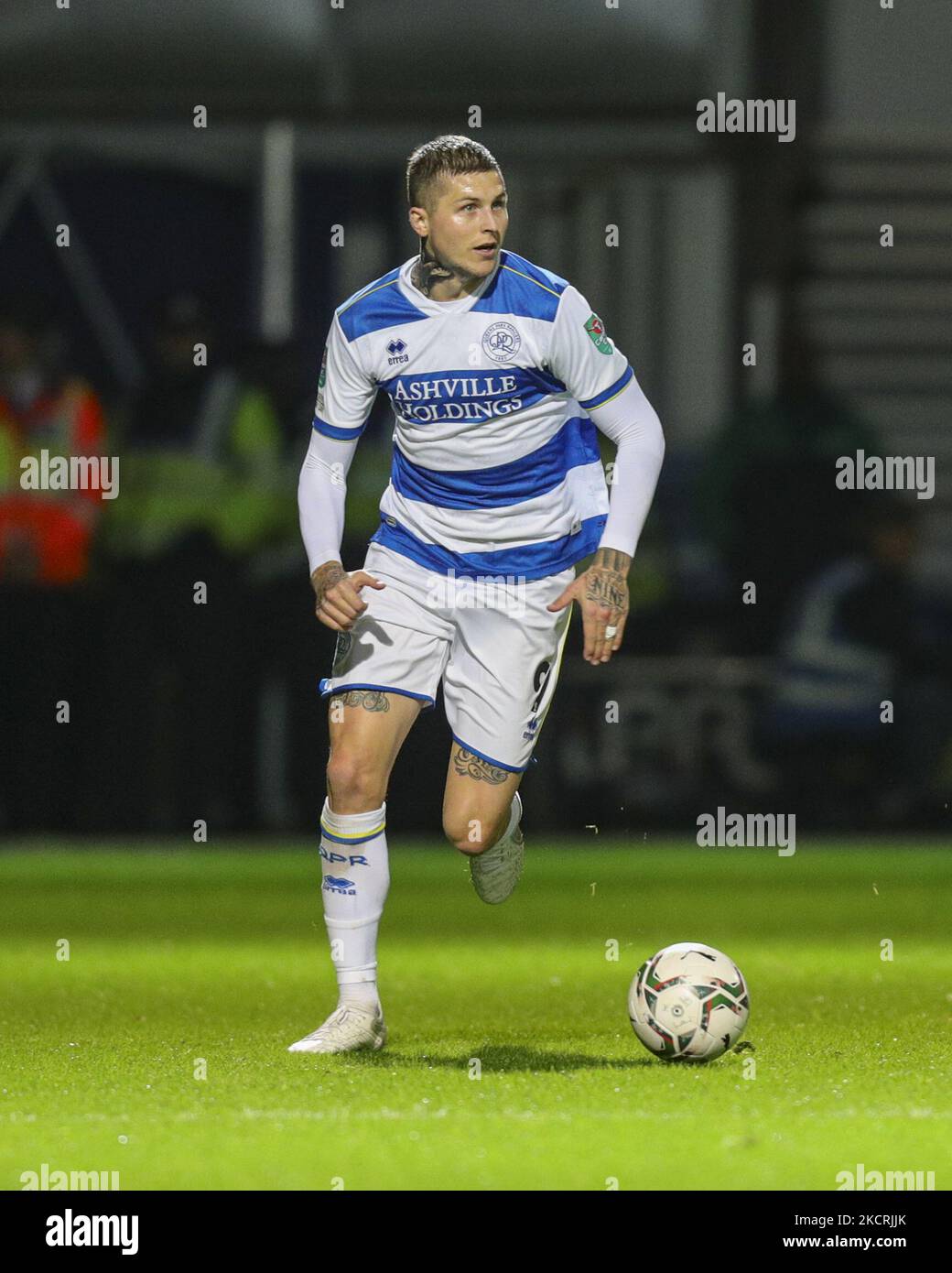 QPR Lyndon Dykes auf dem Ball während des Carabao Cup-Spiel zwischen Queens Park Rangers und Sunderland im Kiyan Prince Foundation Stadium., London am Dienstag, 26.. Oktober 2021. (Foto von Ian Randall/MI News/NurPhoto) Stockfoto