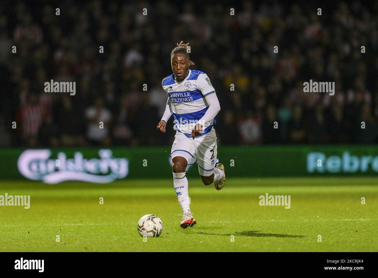 QPR Osman Kakay auf dem Ball während des Carabao Cup-Spiels zwischen Queens Park Rangers und Sunderland im Kiyan Prince Foundation Stadium., London am Dienstag, 26.. Oktober 2021. (Foto von Ian Randall/MI News/NurPhoto) Stockfoto